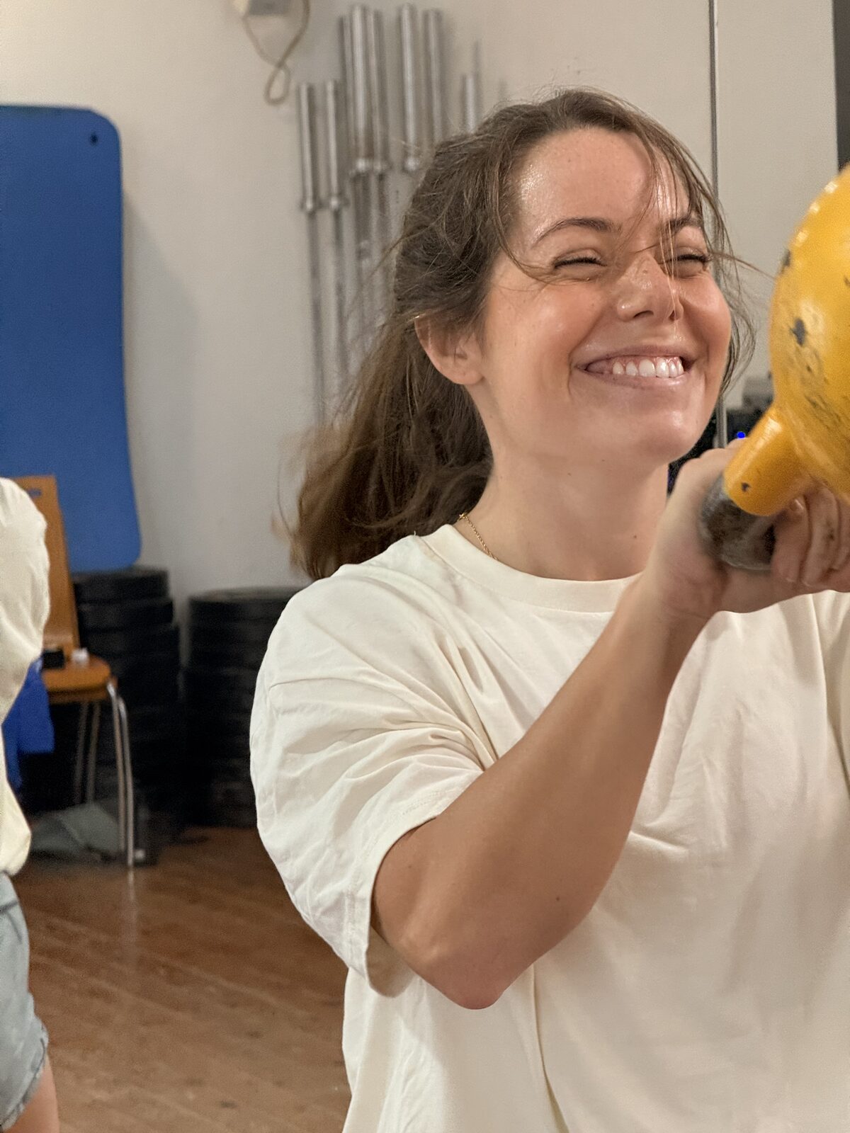 Socia sonriendo mientras entrena con kettlebell