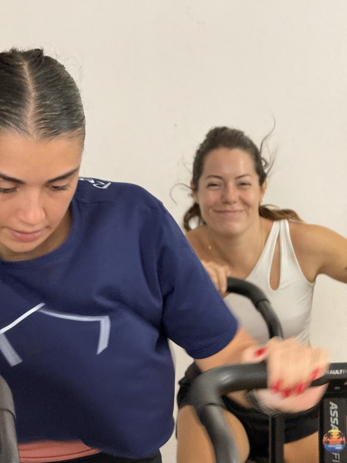 Dos socias entrenando juntas en las bicis