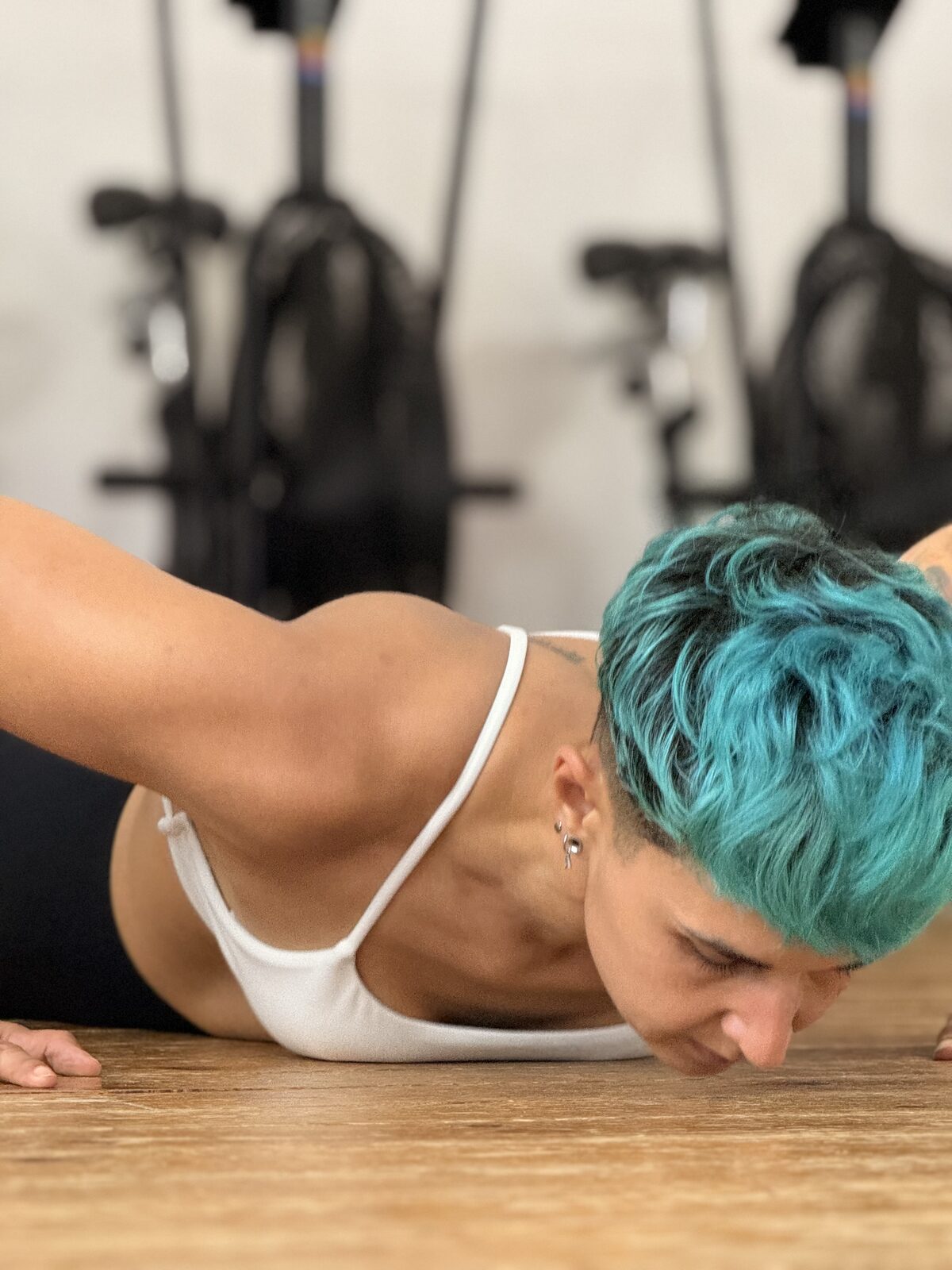 Atleta haciendo flexiones en el box